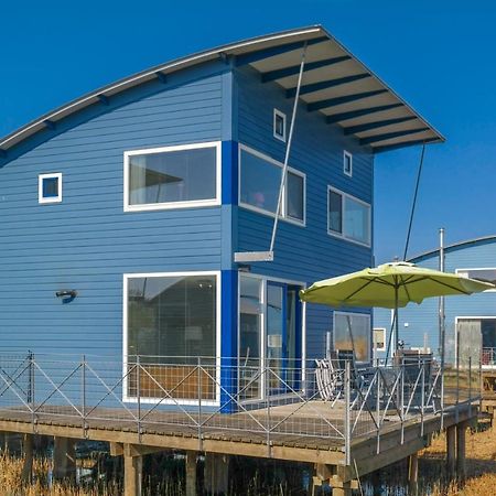 6 Pers. Waterfront Home Seeblick, Equipped Stilt House On The Water Anjum Zewnętrze zdjęcie